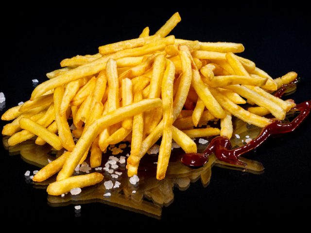 Patatas fritas con salsa